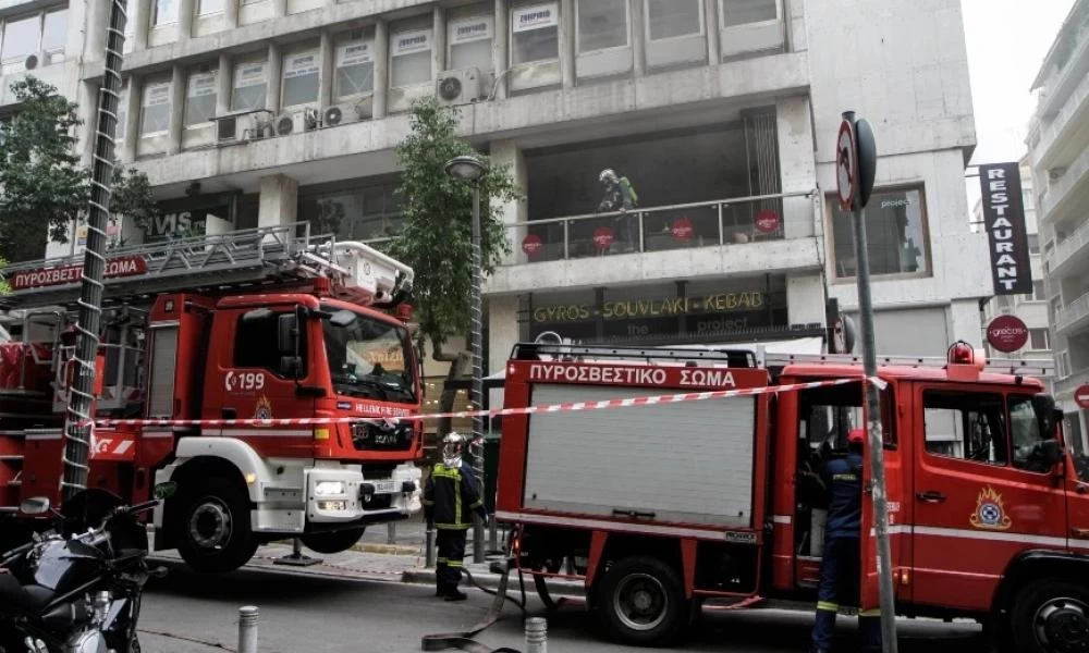 Υπό πλήρη έλεγχο η φωτιά σε εστιατόριο στη Μητροπόλεως